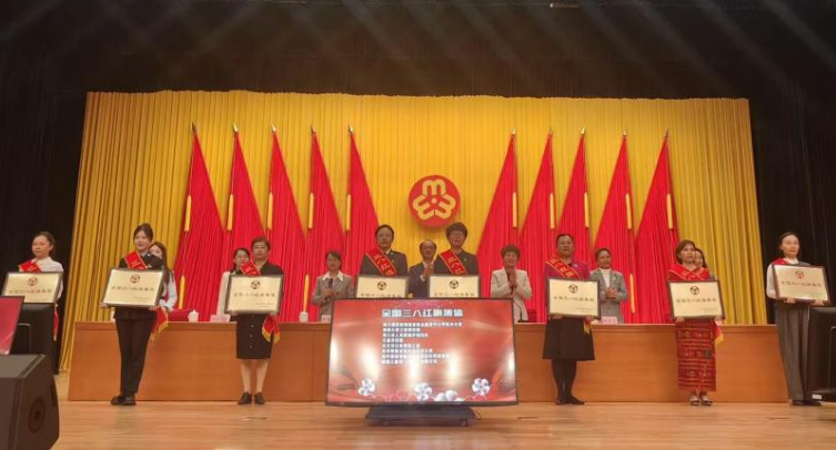 德州扑克在线网
护理团队荣获“全国三八红旗集体”称号